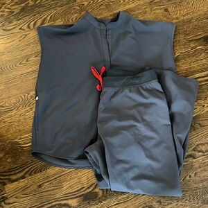 Grey XL FIGS Rafaela top and XL Livingston bottoms